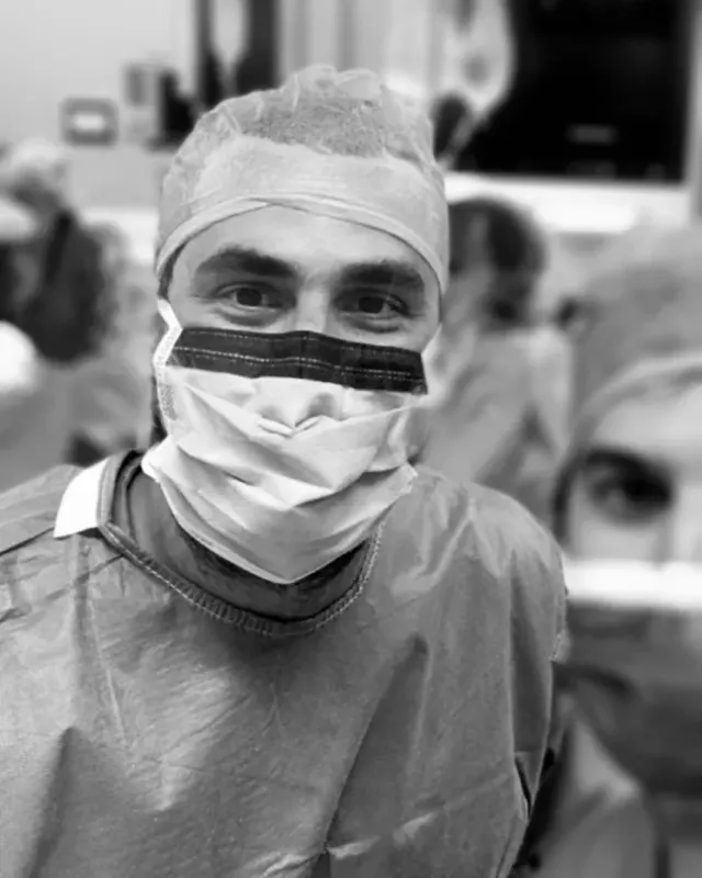 El Dr. Aveledo en quirófano