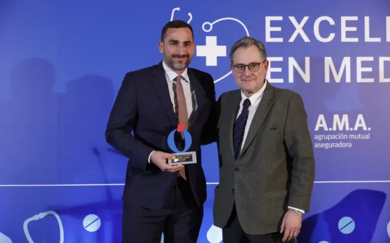 El Dr. Ricardo Aveledo recibe el Premio Excelencia en Medicina 2025 de La Razón como Especialista en Hombro